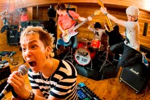 8月からは北九州CROSS FMにて、SHOGO（Vo）のレギュラー番組「175R SHOGOの青春馬鹿野郎!!」がスタート。SHOGOが青春について熱く語り倒す、ファン必聴の番組だ。