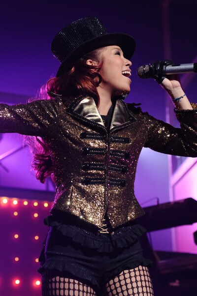 最近mixi公認アカウントを開設し、現在マイミクを募集中のAI（写真はライブ中の模様）。