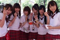 パリ市内でファン獲得に挑むメンバーたち。アイスを食べて休憩したものの、この後に大きな試練が待ちかまえていた。