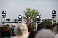 MCで「今回のツアーはいろいろな会場を回っていて、それこそ100人ちょっとしか入らない会場もあれば、今日みたいに大きな会場もあります。でも会場の大きさは関係なくて、来てくれた1人1人に自分の歌が届けばいいと思って歌っています」と語った秦。次回はより多くの土地を回ってほしいところだ。