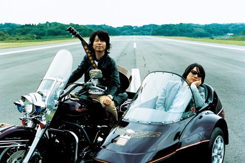 インタビューでは、YO-KINGが1995年ごろの自分を振り返り「ストリート系でしたよ、僕（笑）」と発言する場面も。さらに、アッパーな楽曲を生み出していた彼らの知られざる原動力が明かされている。