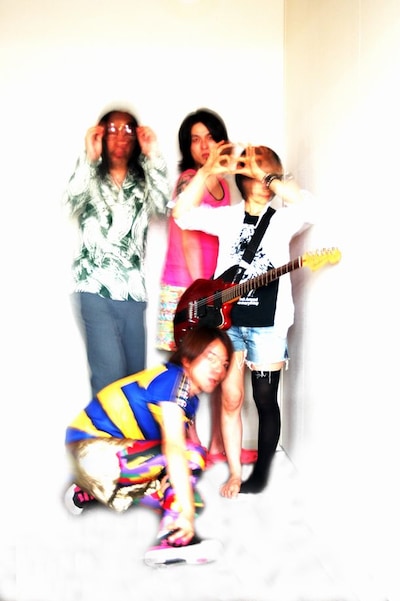 ミドリはツアー開始直前の10月7日に、日比谷野外大音楽堂ライブの模様を収めたDVD「初体験」をリリースする。