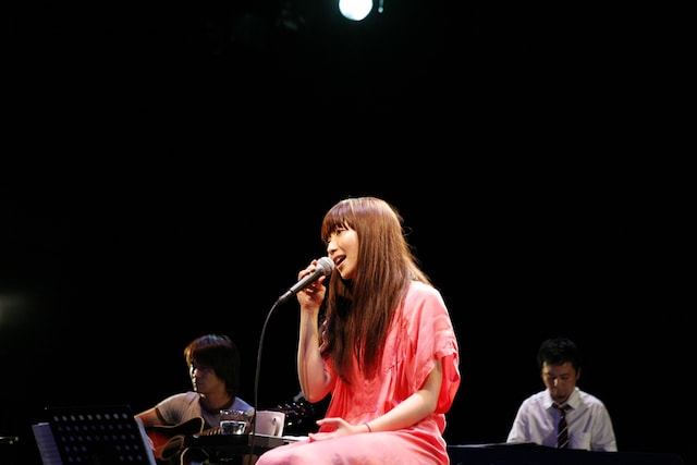 7月29日には2ndソロシングル「静かな夜／weather」、8月12日にはソロアルバム「moka」もリリース。