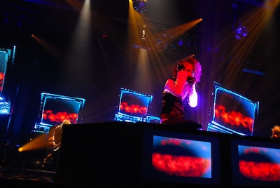 映像を駆使した絢爛な演出も見どころの今回のツアー。これから足を運ぶ人は楽しみにしておこう。