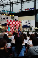 蒸し暑さにも負けず、会場には多数の観客が詰めかけた。