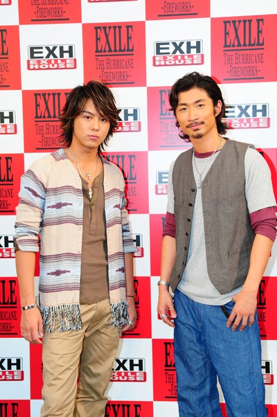 「FIREWORKS」ビデオクリップの撮影はTBSドラマ「MR.BRAIN」の撮影スタジオの隣で行われ、撮影中に主演の木村拓哉（SMAP）が見学に来たとのこと。