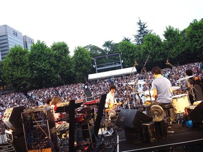 この日の天気予報では雨の可能性が高かったが、雨に見舞われることなく無事にライブが終了。バインの野外ライブでは雨が降ったことがないといわれる伝説をまたしても更新した。