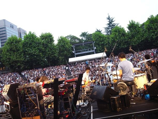 この日の天気予報では雨の可能性が高かったが、雨に見舞われることなく無事にライブが終了。バインの野外ライブでは雨が降ったことがないといわれる伝説をまたしても更新した。