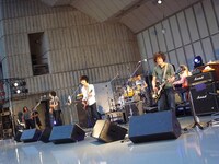 「スイマー」が始まる前には田中がエフェクターを踏み忘れ、「ごめん、1個踏んでなかった！」と自己申告。観客を笑わせた。