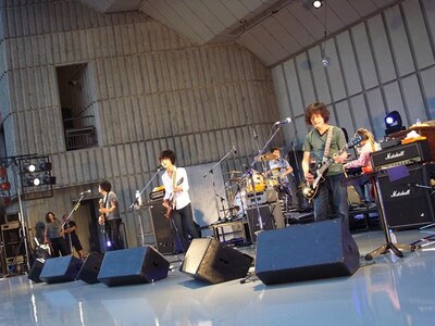 「スイマー」が始まる前には田中がエフェクターを踏み忘れ、「ごめん、1個踏んでなかった！」と自己申告。観客を笑わせた。