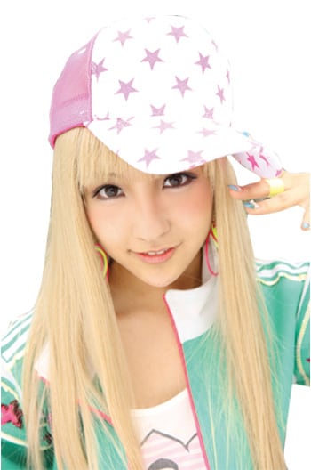 ギャル系ファッションでギャルポーズをキメる、ギャルちん板野友美。「Shiny Summer～友の夏～」PVではパラパラを披露している。