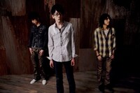 ナタリーPower Pushのコーナーでは鴉のインタビューを掲載中。8月12日にリリースされたメジャーデビュー曲「夢」の制作秘話や今後の方向性について語っている。