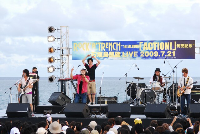 ROCK'A'TRENCHの1stフルアルバム「ACTION!」は本日7月22日リリース。初回限定盤に付属するDVDには、PVやライブ映像に加えオフショットなどが収録されている。