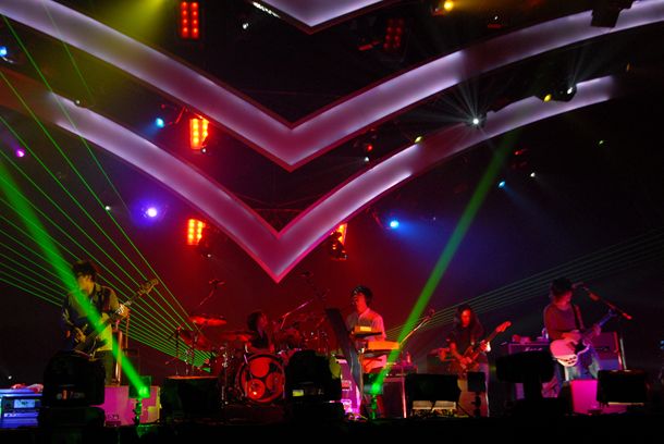 19日、ストレイテナーのステージに登場したアジカン後藤は「ゴッチレイテナーです」と挨拶（PHOTO by TEPPEI）。