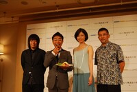 7月16日に東京・赤坂のANAインターコンチネンタルホテル東京にて行われた制作発表記者会見の模様。スネオヘアー、八嶋智人、月船さらら、篠原哲雄監督が登壇した。