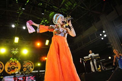 maiが「どんだけ（タオルを）回しに来てるの」と煽ると、タオルを持ったファンが一斉にタオルを振り回していた（写真は「STARLIGHT REGGAE FESTA in 明宝 2009」での様子）。