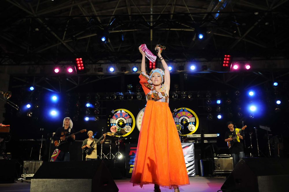 写真は「STARLIGHT REGGAE FESTA in 明宝 2009」での様子。