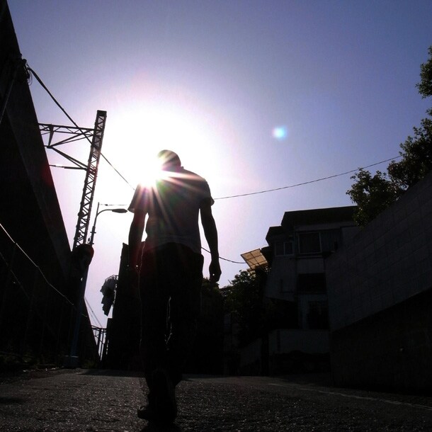 eastern youthオフィシャルサイトではアルバム「歩幅と太陽」（写真）収録曲のうち4曲が試聴できる。