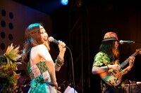 ナタリーPower Pushのコーナーでは、全国ツアー「orange pekoe tour 2009 CRYSTALISMO」東京公演のライブレポートを公開中。