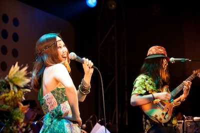 写真は東京公演の様子。約1カ月におよんだツアーは、7月20日のオレペコの地元大阪にて賑やかに幕を閉じた。