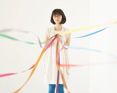 チケットは各プレイガイドにて発売中（写真はdarwinでパフォーマンスを行う予定のつじあやの）。