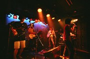 ライブ終了後に下北沢ERAで行われたアフターパーティでは、タカミーがボーカルを務めて熱唱。