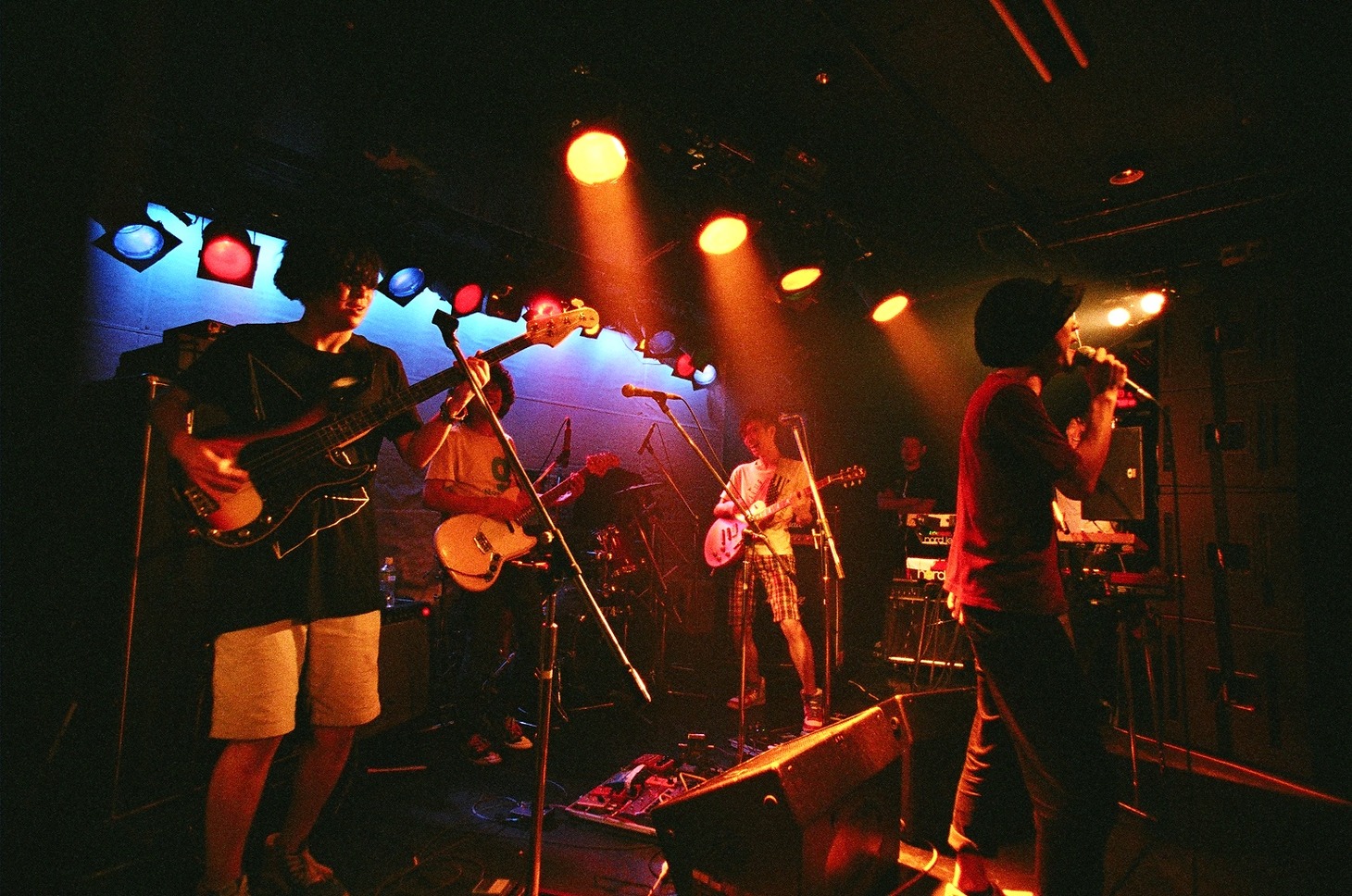ライブ終了後に下北沢ERAで行われたアフターパーティでは、タカミーがボーカルを務めて熱唱。