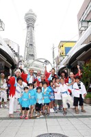 夏祭りに参加していた子供たちと記念撮影に興じるET-KINGのメンバー。