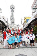 夏祭りに参加していた子供たちと記念撮影に興じるET-KINGのメンバー。