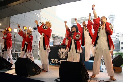 おなじみのハッピ姿で熱唱する7人。