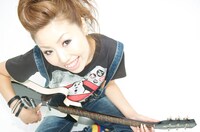 名古屋在住のボーカリストaya（写真）をフィーチャーしたスペシャルバンドD.L.P.。ドラムは寺本英司（SOUTH BLOW）、ギターは野田省吾（iGO）が担当している。