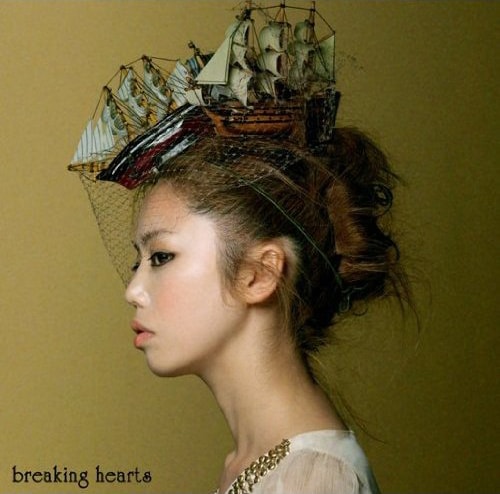 新曲のリリース情報については現在のところ未定（写真は最新シングル「breaking hearts」ジャケット）。