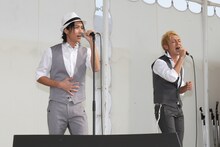 写真は7月14日に神奈川県藤沢市の西浜ステージで行われたフレンズのデビューシングル発売記念イベントの模様。1500人の観客が集結した。