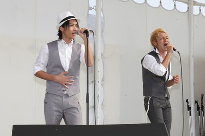 写真は7月14日に神奈川県藤沢市の西浜ステージで行われたフレンズのデビューシングル発売記念イベントの模様。1500人の観客が集結した。