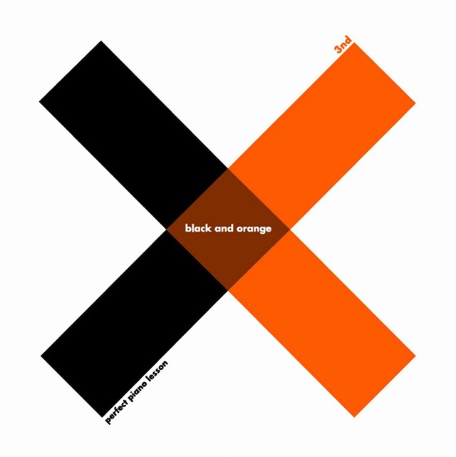 価格が1050円とお手軽なのがうれしい今回のスプリット盤。ジャケットはタイトルにちなんで、黒とオレンジをベースにしたシンプルなデザインに仕上がっている。