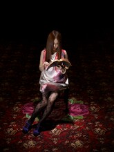 やくしまるえつこはTUTU HELVETICAとしてライブを行うほか、個人名義で朗読も披露する。