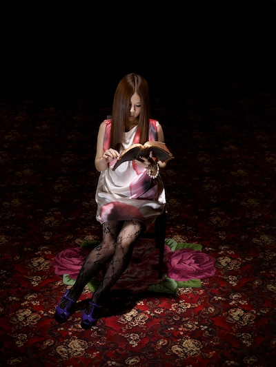 やくしまるえつこはTUTU HELVETICAとしてライブを行うほか、個人名義で朗読も披露する。