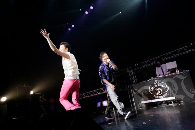 会場は1400人のファンで超満員に。