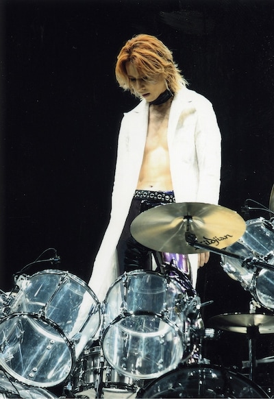 診察にあたった日本の医師は「これだけの激しいドラムプレイをしていて、この状態で済んでいるのが不思議なくらい。余程、周囲の筋肉を鍛えていてそれが支えになったのだろう」と驚いていた。