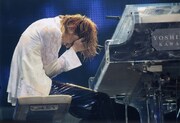持病である頚椎椎間板ヘルニアは悪化の一途をたどり、公演を追うごとに激痛に苦しんでいたというYOSHIKI。しかし彼はワールドツアーを続けるために、今年に入ってからは周囲の親しいスタッフにさえ一切このことを口にしていなかった。