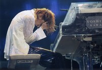 持病である頚椎椎間板ヘルニアは悪化の一途をたどり、公演を追うごとに激痛に苦しんでいたというYOSHIKI。しかし彼はワールドツアーを続けるために、今年に入ってからは周囲の親しいスタッフにさえ一切このことを口にしていなかった。