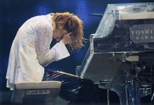 持病である頚椎椎間板ヘルニアは悪化の一途をたどり、公演を追うごとに激痛に苦しんでいたというYOSHIKI。しかし彼はワールドツアーを続けるために、今年に入ってからは周囲の親しいスタッフにさえ一切このことを口にしていなかった。