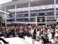 会場を埋め尽くす約1万人のファン。