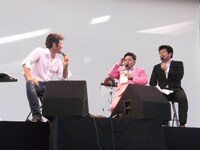 「Double-edged sword」の初回限定盤は初CD化となる最新ライブアルバム「25th Year's Eve Live」と、デジタルリマスタリングされた1988年の1stライブアルバム「ZERO」を含めた3枚組仕様。ダイノジも思い入れの強い楽曲がギッシリ詰まった初回盤について「オトクだから初回盤を買ってね」としっかりアピールした。