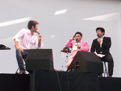 「Double-edged sword」の初回限定盤は初CD化となる最新ライブアルバム「25th Year's Eve Live」と、デジタルリマスタリングされた1988年の1stライブアルバム「ZERO」を含めた3枚組仕様。ダイノジも思い入れの強い楽曲がギッシリ詰まった初回盤について「オトクだから初回盤を買ってね」としっかりアピールした。