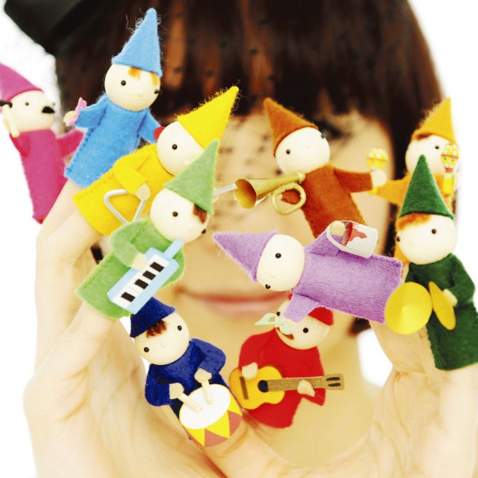 土岐麻子は8月26日に“外仕事”をメインにした企画アルバム「VOICE～Works Best～」（写真）をリリースする。