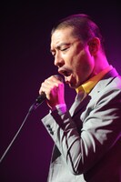 熱唱するトータス松本。奥田民生とは、アンコールで登場したときかぶっていた帽子をめぐり「だから帽子浮いてるって！」とからかわれるなど、あいかわらず仲が良い様子だった。