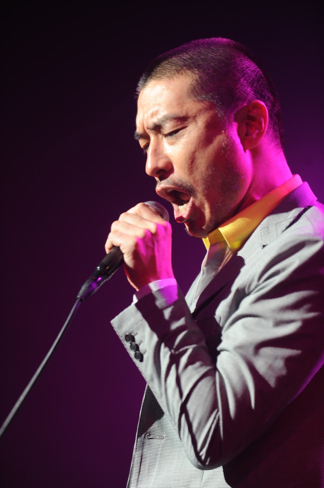 熱唱するトータス松本。奥田民生とは、アンコールで登場したときかぶっていた帽子をめぐり「だから帽子浮いてるって！」とからかわれるなど、あいかわらず仲が良い様子だった。