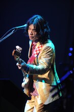 バンドリーダーとしてTRAVELLIN' BANDを率いたのみならず、ボーカルまで披露したジョン・B・チョッパー。演奏面では渋いベースでバンドの屋台骨を支えた。