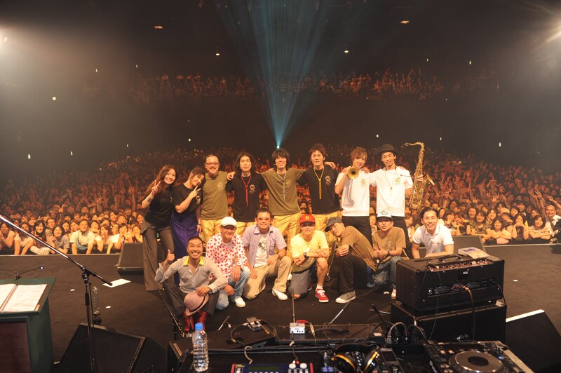アンコール終了後には満員のフロアをバックに記念撮影。